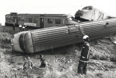 402764 Afbeelding van het ontspoorde en in de sloot belande electrische treinstel nr. 839 (mat. 1964, plan V) van de ...